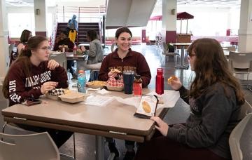 Students eating together in Donovan 餐厅 Hall